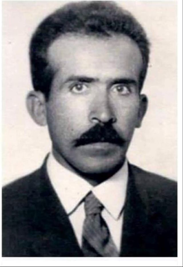 Çocuk yaşta babasız bırakılan  Ahmet Yaman  (1927-21 Eylül 2001), çalışma yaşamına duvar ustalığıyla başlamış, Kırmızıköprü’de   yıllarca esnaflık yapmıştı (Fotoğraf: Dursun Ali Yaman arşivi)
