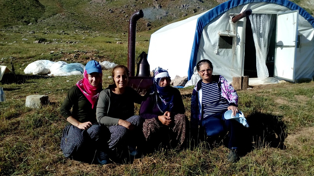 Pülümür Efeağılı  köyündeki yaylacı aileler (Anadolu konukseverliğini yaşatan gelenek) 