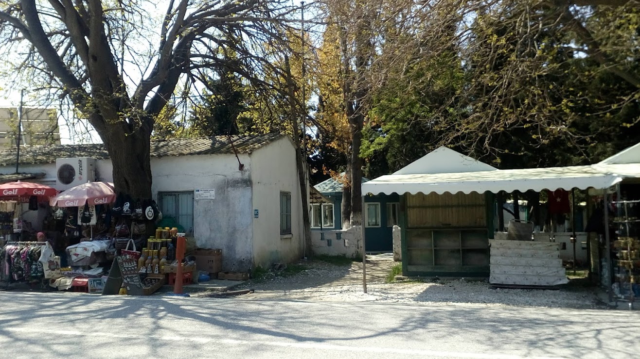 Alçıtepe köyünde hediyelik eşya tezgâhları (Çınarların  ağırbaşlılığı)