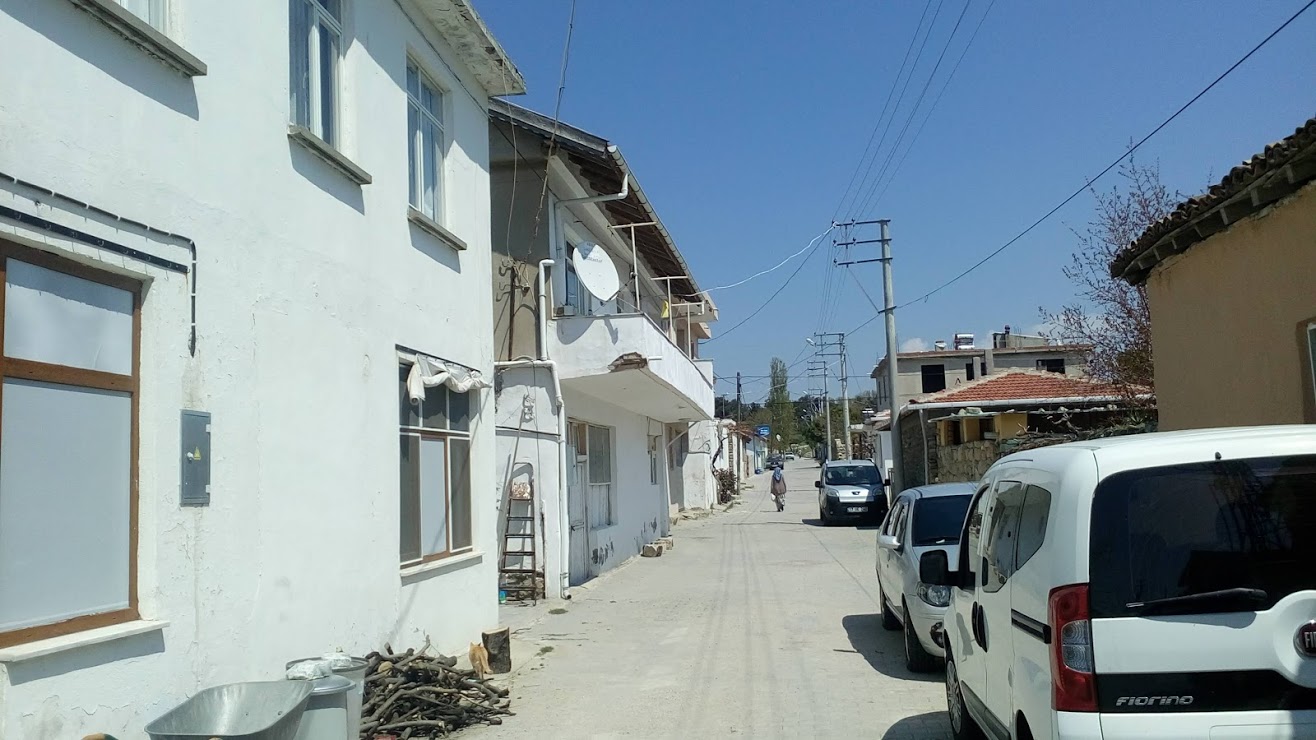 Çanakkale Eceabat Alçıtepe köyünde bir  sokak