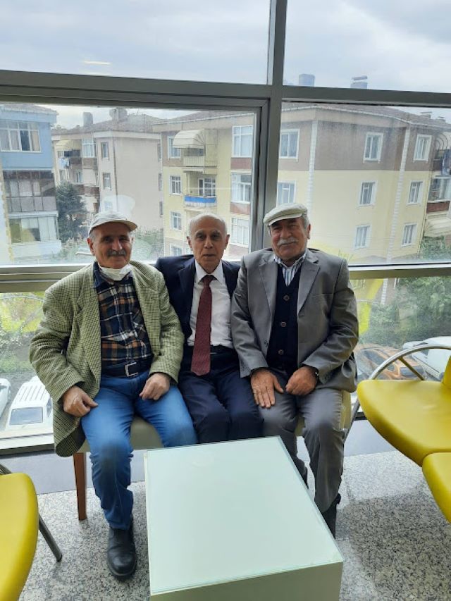 Emekli E.C.A Muhasebe Müdürü Ali Kırıkkaya (ortada), “İbrahim Hoca, hayatıma yön veren biri.”