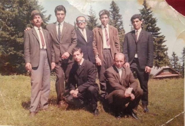 Ayaktakiler, soldan sağa Kamer (Ahmet ) Fırat, Hasan Hayri Geyik, Ali Kul, Musa Aslan (Avurtojigeli), Musa Geyik (Avusturya, 1965. Fotoğraf: Kamer Kul arşivi) 