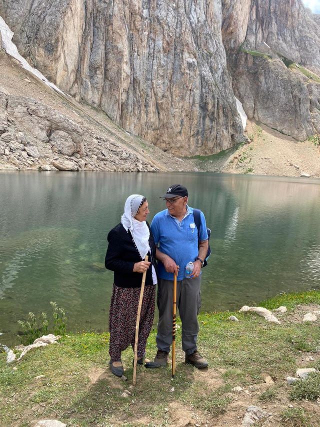 Ali Yıldız ve eşi Arzu Yıldız, yıllar sonra Buyerbaba Gölü ziyaretinde bir arada 