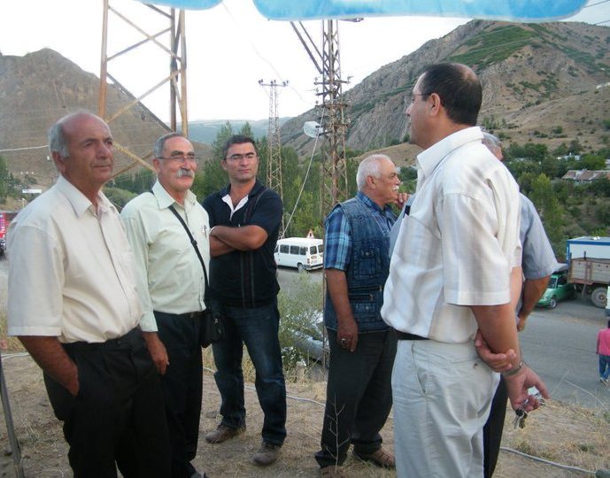 2013 yılında Dağbek köyünde  kazada yitirdiğimiz Alişan Aydın (sol başta) hemşehrileri Hüseyin Ayçil ve Yaşar Arslan'la birlikte (Fotoğraf: Veysel Aydın, El vurup yaremi incitme tabip)