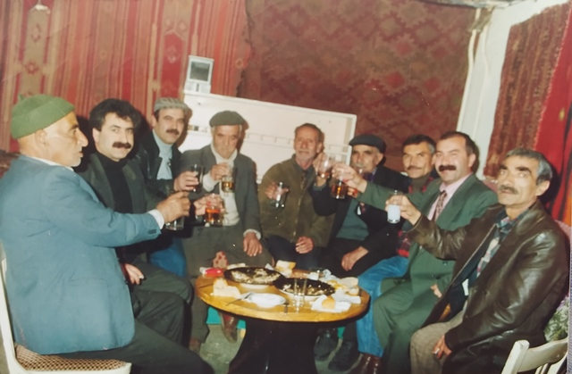(Soldan sağa) Bego Dayı (Dağbek), Ali Öztek (Kovuklu),  Kasap Hasan (Tercan), Temir Bigün (Çakırkaya), Ali Mutlu (Dağbek), Baki Kaya (Kovuklu),  Mehmet Han (Kovuklu), Alişan Karaaslan (Kovuklu), Rıza Yıldırım (Kovuklu), Isparta Kral Restoran, 1995