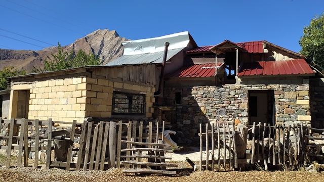 Alişan Karaaslan’ın baba ocağı Pülümür Kovuklu köyünde tek başına yaptığı ev 