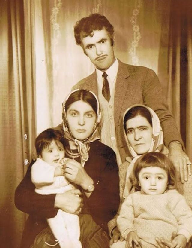 Halk Ozanı Ali Cemal Çetinkaya, ailesiyle bir arada. 
