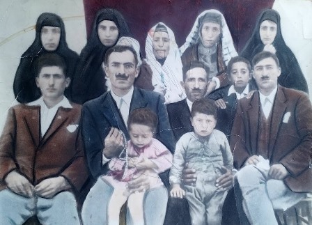 Keko  oğlu Ahmet Aslan ailesinin 1947 yılında, memlekete dönmeden önce  Amasya Gümüşhacıköy’de çekilen fotoğrafı.  Soldan sağa ön sıra Musa  Aslan (1930), Hıdır Aslan (1916—1987)  ve yeğeni  Kazım Aslan, Ali Aslan (1907-2001) ve oğlu Aşur (Ali) Aslan (1944), Hüseyin Aslan (1928-1974). Arka sıra soldan sağa Musa eşi Mercan Aslan, Hıdır eşi Gülüzar Aslan (1928-2004) ve yüzü görünmeyen, bebekken yitirdiği  ikiz kızı, Ahmet eşi Ğeyal Aslan (1880, 02.06.1955), Ali eşi Melek Aslan (1916-1986), Ali oğlu Hasan Aslan (1935-2002) ve Hüseyin eşi Huriye Aslan (1920-2019)  Fotoğraf: Ali Rıza Aslan arşivi