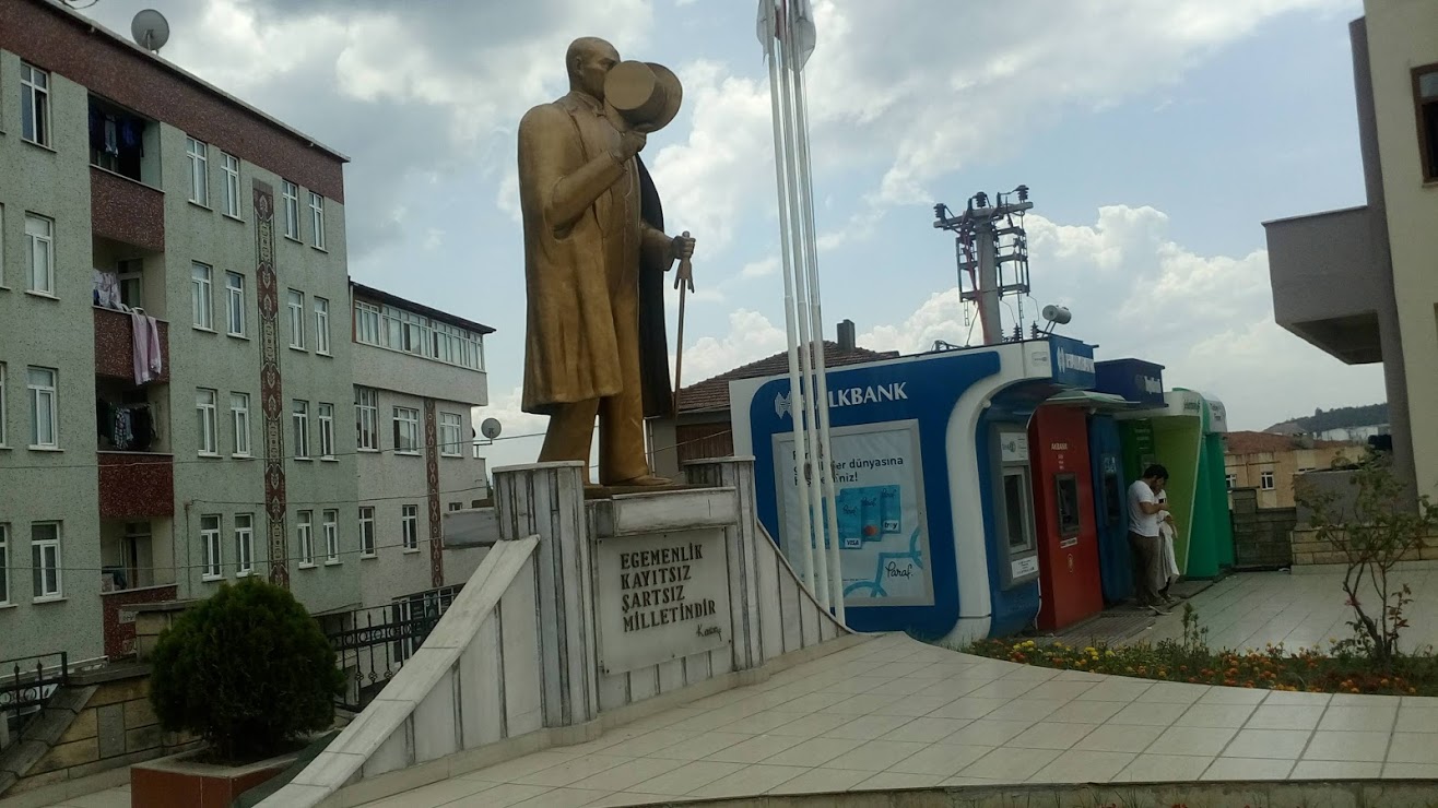 Dilovası Belediye Başkanı Hamza Şayir, Atatürk heykelinin yanındaki bankamatikleri kaldırmalı