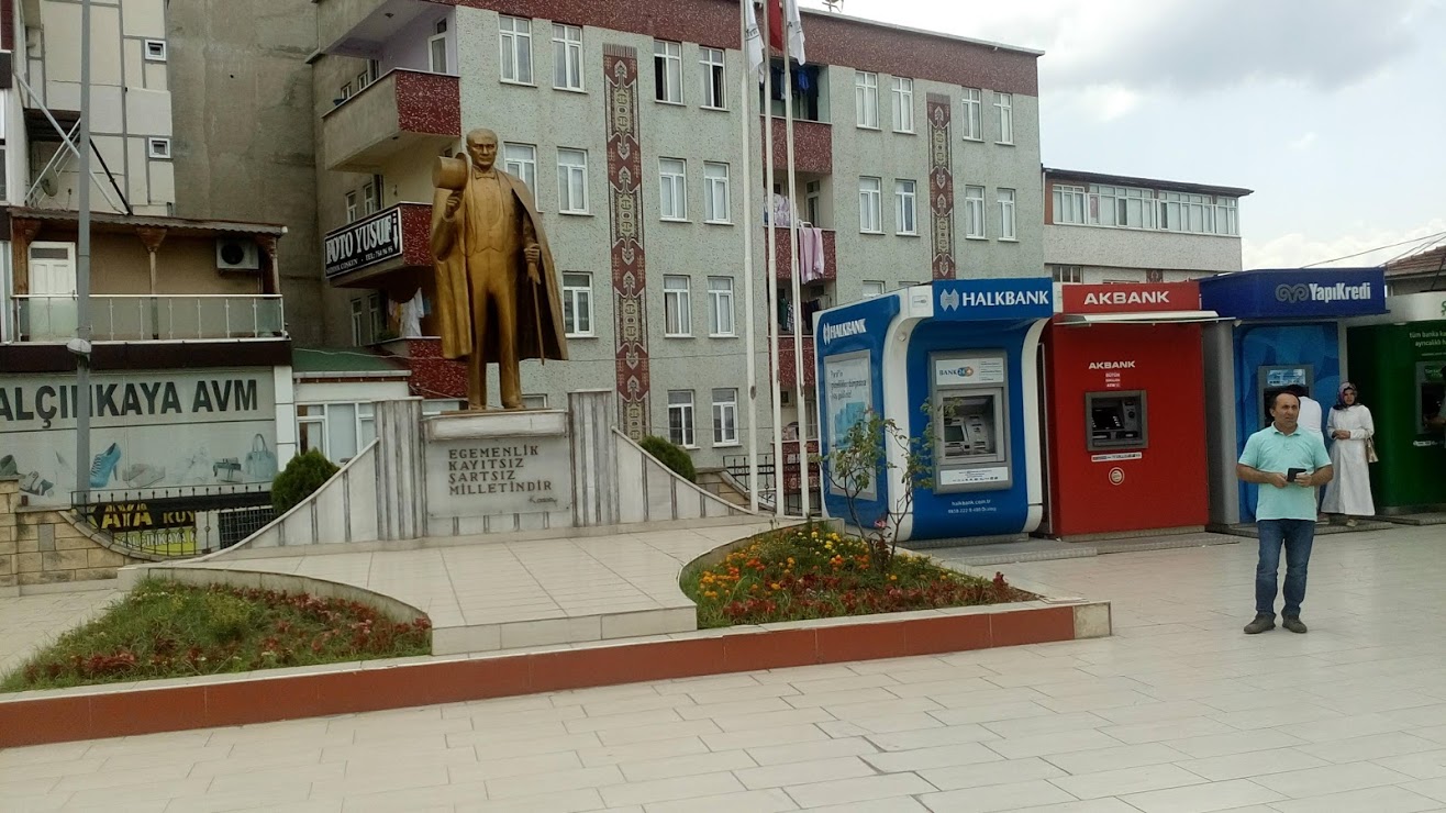 Dilovası Belediye Başkanlığı tören alanı (Atatürk heykeli ile bankamatikler yan yana!)