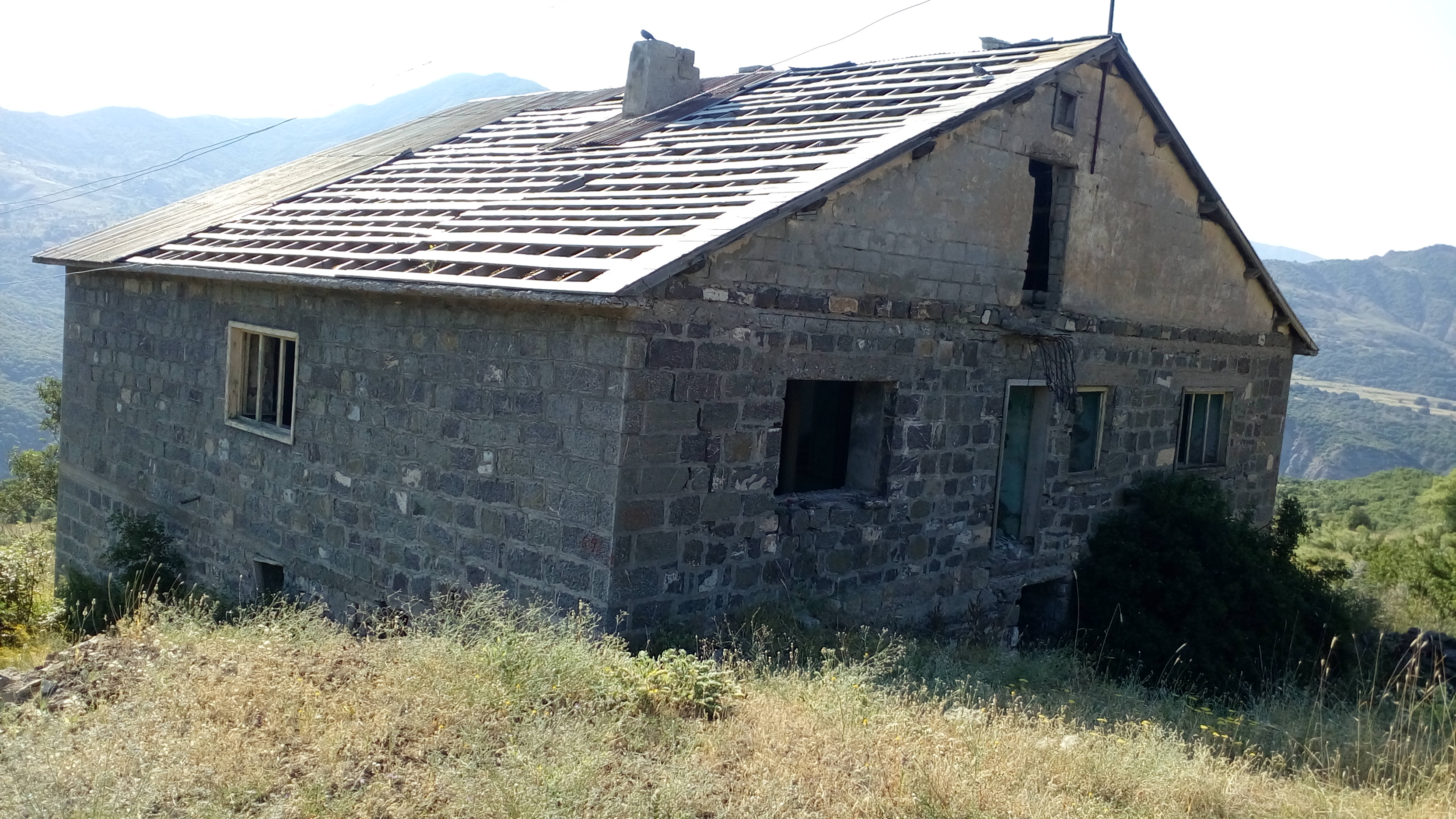 Pülümür Avurtojige köyünde Musa Arslan'a ait ev (Konut dokunulmazlığı ve özel mülkiyet, Anayasa güvencesi altında değil mi?)