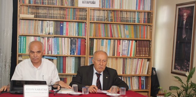 Aydın Karataş, Öğretmen Dünyası bürosunda, derginin kurucularından ve emektarlarından  Avukat Ayhan Sarıhan’la birlikte.