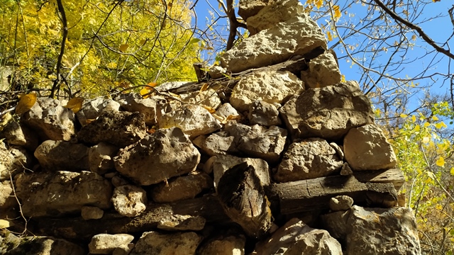 Pülümür Çakırkaya köyünün tarihî değirmeninden  geriye kalan duvar.