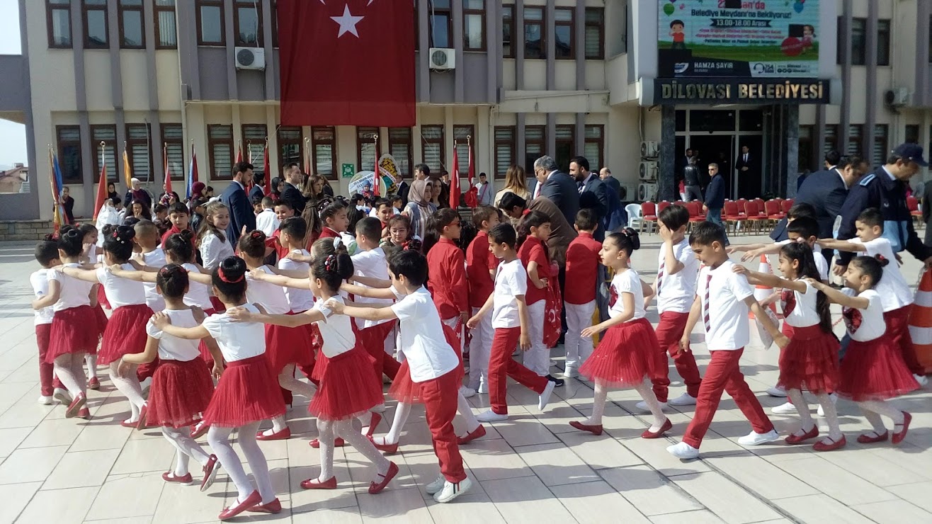 Dilovası Belediye Başkanlığı önü (23 Nisan Ulusal Egemenlik ve Çocuk Bayramı kutlamaları)