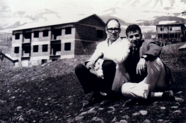 (Solda) Doktor Mehmet Yılmaz, 1970’li yılların başında görev yaptığı Pülümür’de.   Fotoğraf: Yılmaz Coşkun arşivi