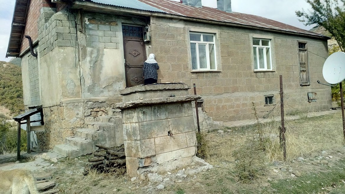 1973 yılında Erzincan Cimin taşıyla yapılan evden köye sıcak ekmek kokusu artık yayılmıyor