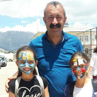 Mehmet Fatih Maçoğlu kız öğrencilerle birlikte (Feodal sistemde kızların yüzü gülmeyecek!)