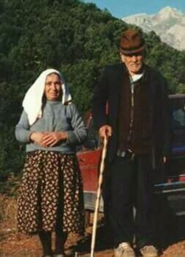 Pülümür Mezra köyünden Fatma Canpolat (1920-1993) ve eşi Kamer Canpolat (1894-1996). Fotoğraf: Hüseyin Dalkılıç arşivi