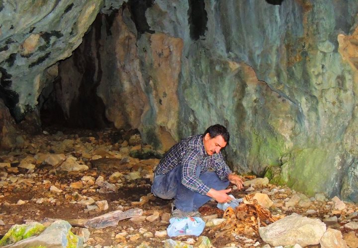 'Dersimli' Ferhat Tunç, Tunceli'de bir mağarada kemik 'analizi' yaparken (Siyaset tezgâhında pazarlanan utanç!)
