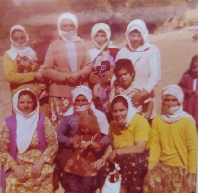 (Soldan sağa 2. sırada) Fintoz Arslan (1926-10 Mart 2023), kızı  Gülbahar Arslan’la (5 Haziran 1973-18 Ekim 2018), Pülümür Mezra köyü, 1975