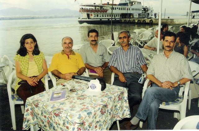 (Soldan sağa) ?, Gani Yurtsever, Deprem Sarıkaş, Selahattin Senemoğlu, Kenan Uygur 1999 Değirmendere Fındık Festivali. Fotoğraf: Gani Yurtsever arşivi.