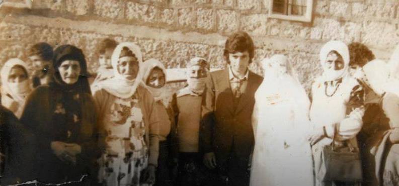 Soldan sağa ön sıra Beser Fırat ve kardeşi Saray Cömert  (Baba ocağı için dokuduğu halılar yağmacıların eline geçti)  Fotoğraf: Lorız resmî ana sayfası