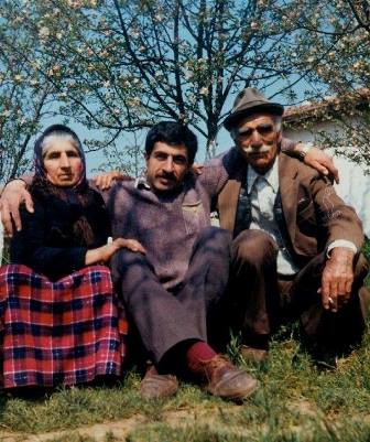 Hıdır Aslan  (1916-1987), Gülüzar Aslan (1928-2006) ve oğlu İsmail Aslan’la birlikte (Fotoğraf: İsmail Aslan arşivi) 