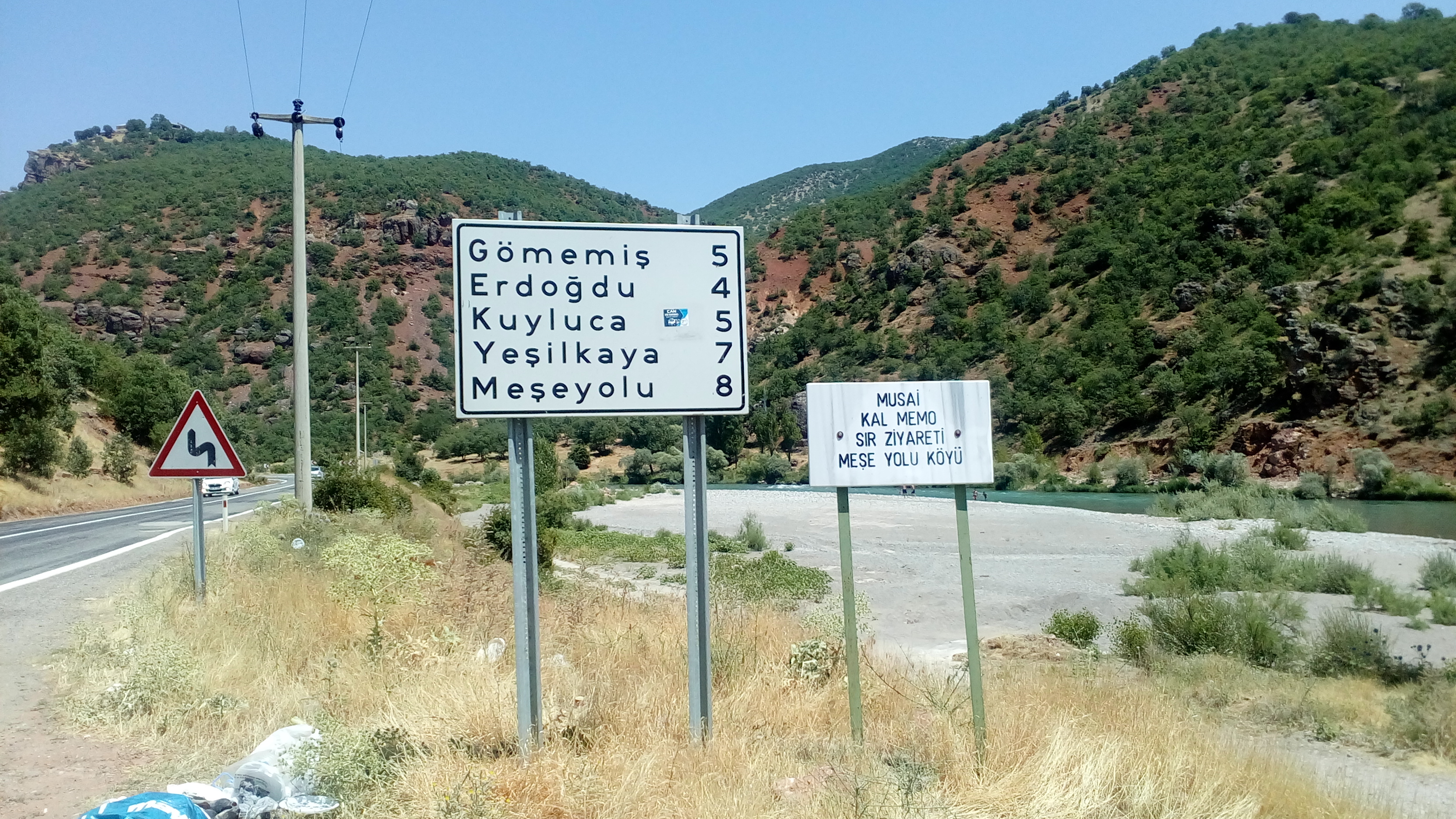 Tunceli Erdoğdu, Gömemiş, Kuyluca, Yeşilkaya ve Meşeyolu  köyleri tabelada yanlış sıralanmış (Uzaklıklar gerçeği yansıtıyor mu?)