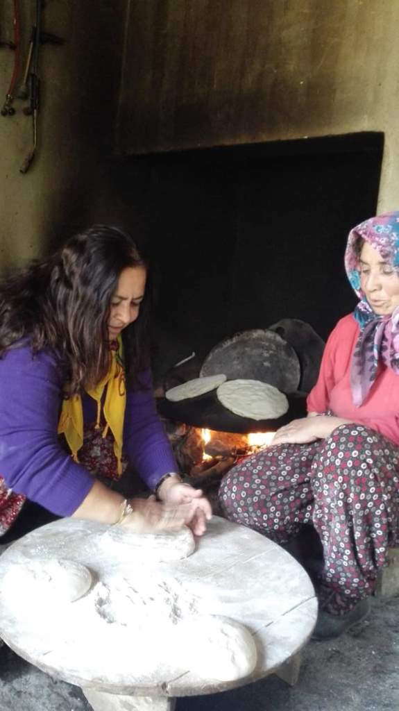 Gülizar Özkaynar, köyde sac ekmeği pişirirken