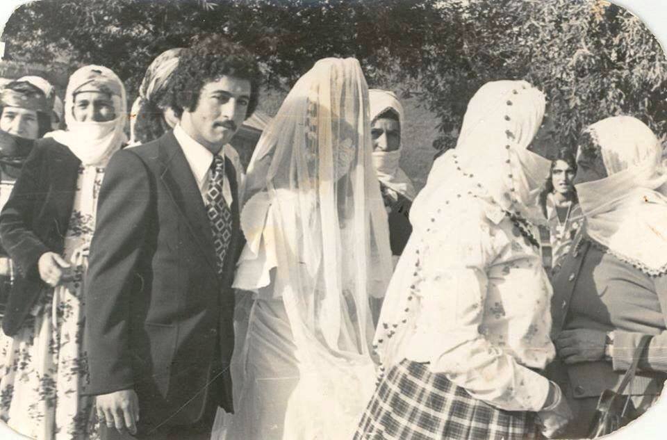 Hamza Dikme-Beser Fırat, Ali Dikme-İpek Doğan’ın düğünü, 27 Temmuz 1977 (Löriz’de gelinliğin ilk giyildiği düğün)  Fotoğraf: Lorız resmî ana sayfası 