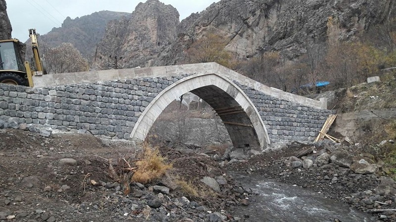 Pülümür Hanım Köprüsü,  bir Tunceli milletvekili  tarafından 'restore' edilerek bu hâle getirildi  (Milletvekillerinin  köprü ihalesiyle ne işi var?)