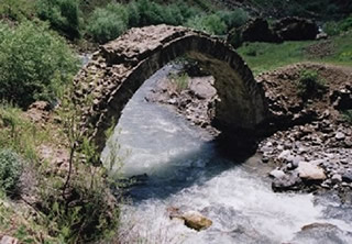 Selçuklular zamanında yapılan Pülümür Hanım (Hatun) Köprüsü 