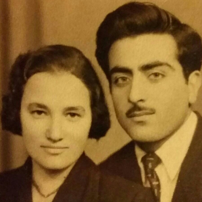 Hasan Fırat eşiyle birlikte   (Savaştepe Öğretmen Okulunun Pülümür Mezra köyüne armağanı. 1965 yılında ortaokul için Ankara'ya giden beş kişilik heyetin üyesiydi) Fotoğraf: Mercan Fırat Erol arşivi