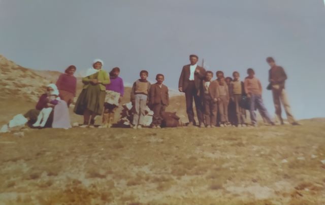 Çok sayıda taş yapıya imza atan Hasan Günal, Buyerbaba Gölü yolunda, Temmuz 1974