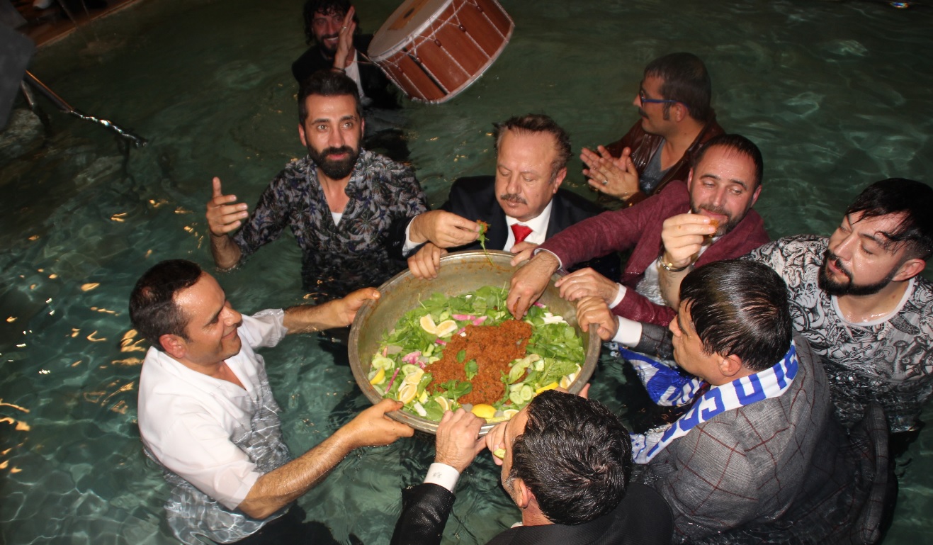 Havuzda çiğ köfte partisi (Türkiye'ye yakışıyor mu?)