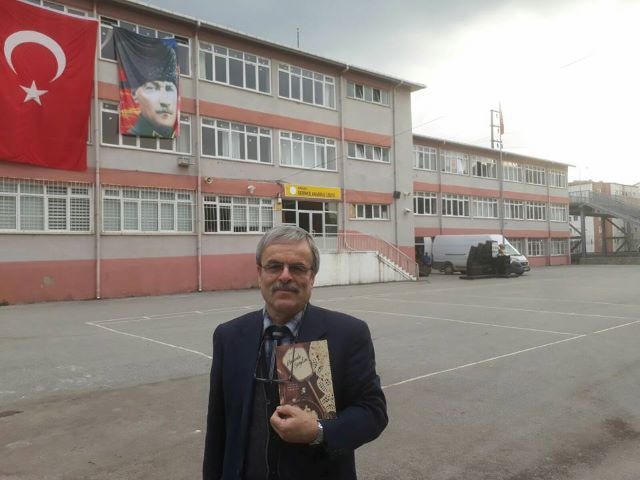 Türk Dili ve Edebiyatı Öğretmeni Hayri Sarı, 41 yıl görev yaptığı Derince Anadolu Lisesi bahçesinde