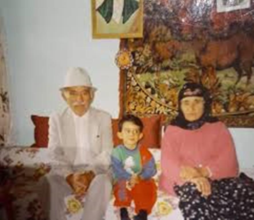 Hıdır Sadıkoğlu kız kardeşi Emine Arslan’la birlikte (Fırtınalı yıllardan geriye kalan hatıralar)