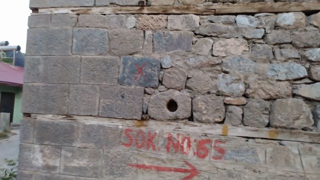 Erzincan Çağlayan Yamaçlı köyündeki (mahalle) Sansar Kalesi’nden edinilen taş, Hıdır Turp’un 1970 yılında yapılan evinde de kullanılmış.  