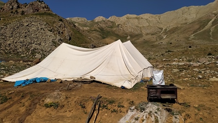 Pülümür Hınzori köyünde peynir toplayan ailenin çadırı 13 Temmuz sabahı toplandı 