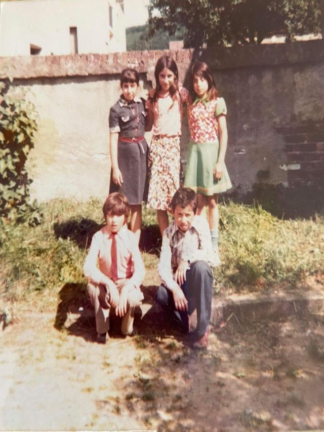 Hüseyin Dalkılıç (kravatlı), Ali Aslan (Malatya), Cemile Bulut, Mercan Dalkılıç ve Fadime Dalkılıç, Almanya, 1976. 