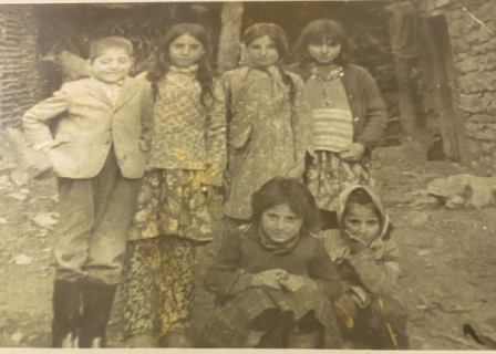 Hüseyin Dalkılıç, Pülümür Akdik köyünde  çocukluk arkadaşlarıyla