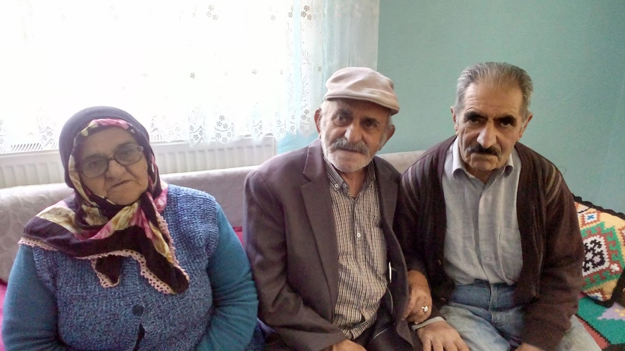 Mustafa Fırat (ortada), eşi ve çocukluk  arkadaşı Hıdır Canerik'le birlikte
