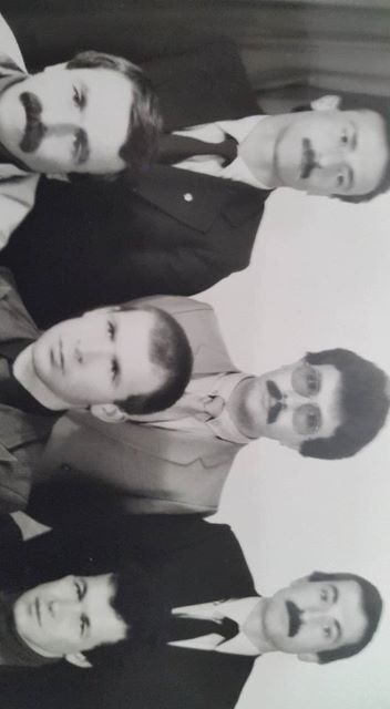 (Ön sıra) ?, Ahmet Kar, Nihat Ödüget  (Ayaktakiler) Turgut Turunç, İlhami Kayhan, İbrahim Ataç, Pülümür Kırmızıköprü Yatılı İlköğretim Bölge Okulu, 1983. 