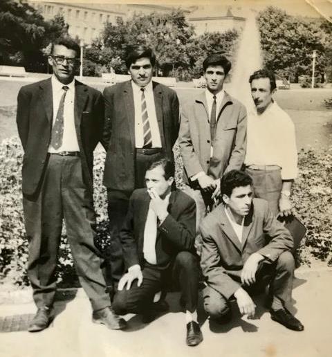 Soldan sağa ayaktakiler: İmam Fırat (Dede İmam, 1915-1978), Hüseyin Sadıkoğlu (1929-2001)