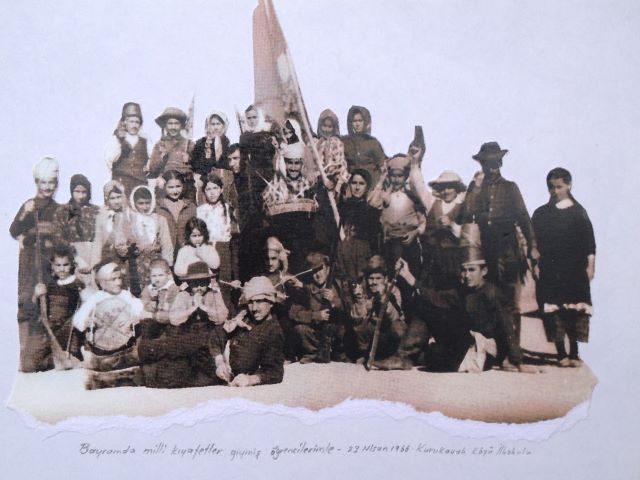 İsmail Somuncu, Konya  Çumra Kurukavak (Köyü) İlkokulu öğrencileriyle,  23 Nisan Ulusal Egemenlik ve  Çocuk Bayramı,  1966.  