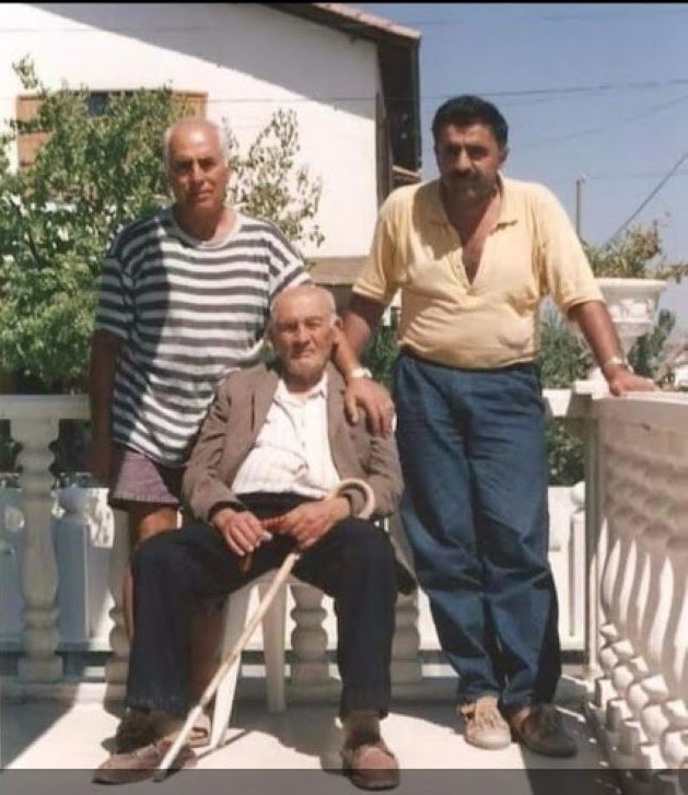 (Soldan sağa) Ali Canpolat (1934-2018), Kamer Canpolat (1894-1996) ve Mustafa Canpolat (1952-2022) Fotoğraf: Hüseyin Dalkılıç arşivi