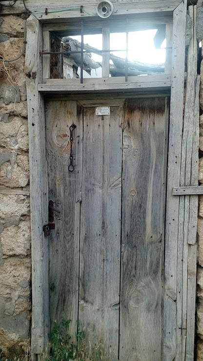 Erzincan Kalecik köyünde damı çökmüş kapının asma kilidi yerinde duruyor