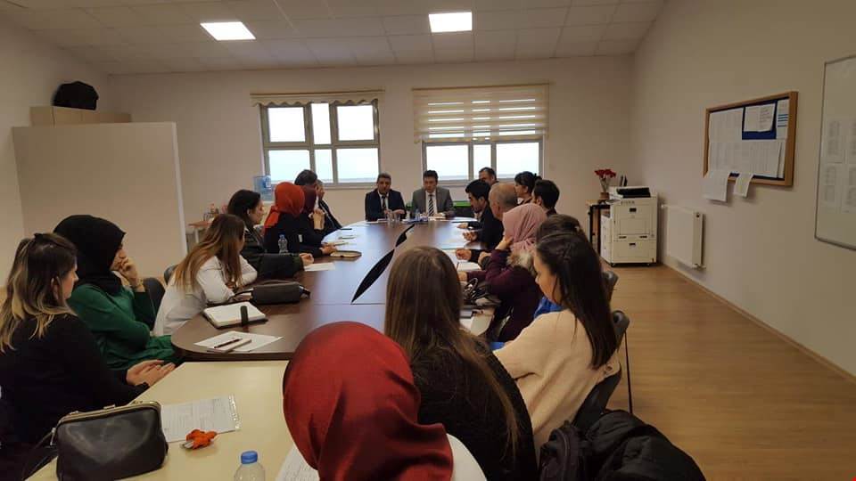 Dilovası Kaymakamı Mustafa Asım Alkan, Dilovası Akşemseddin İlkokulunda öğretmenlerle toplantı hâlinde, 14.03.2019