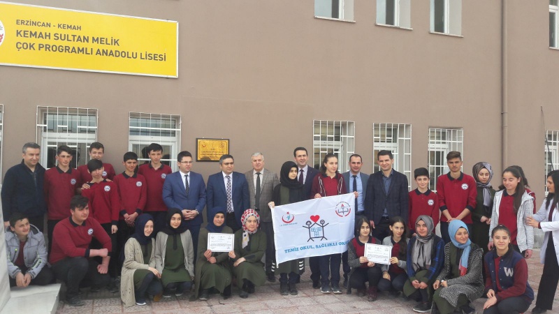 Kemah Sultan Melik Anadolu Lisesi öğrencileri ve yöneticileri (Temiz okul belgesiyle dil kirliliğine savaş açacaklar) 