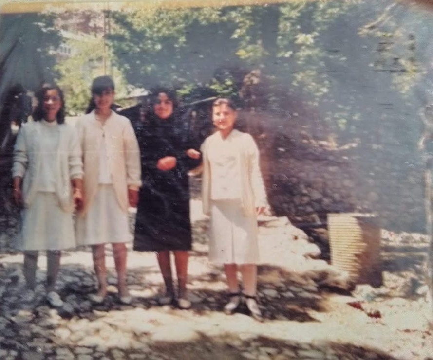 Erzincan Kemaliye Sağlık Ocağının ebe ve hemşireleri  bir arada, 1986 (Fotoğraf: Mehmet Özdemir, Halka bağlılığın  yüze yansıyan tanımsız mutluluğu) 